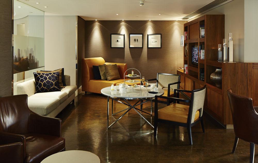 London Marriott Hotel Canary Wharf Bagian luar foto The interior of the club