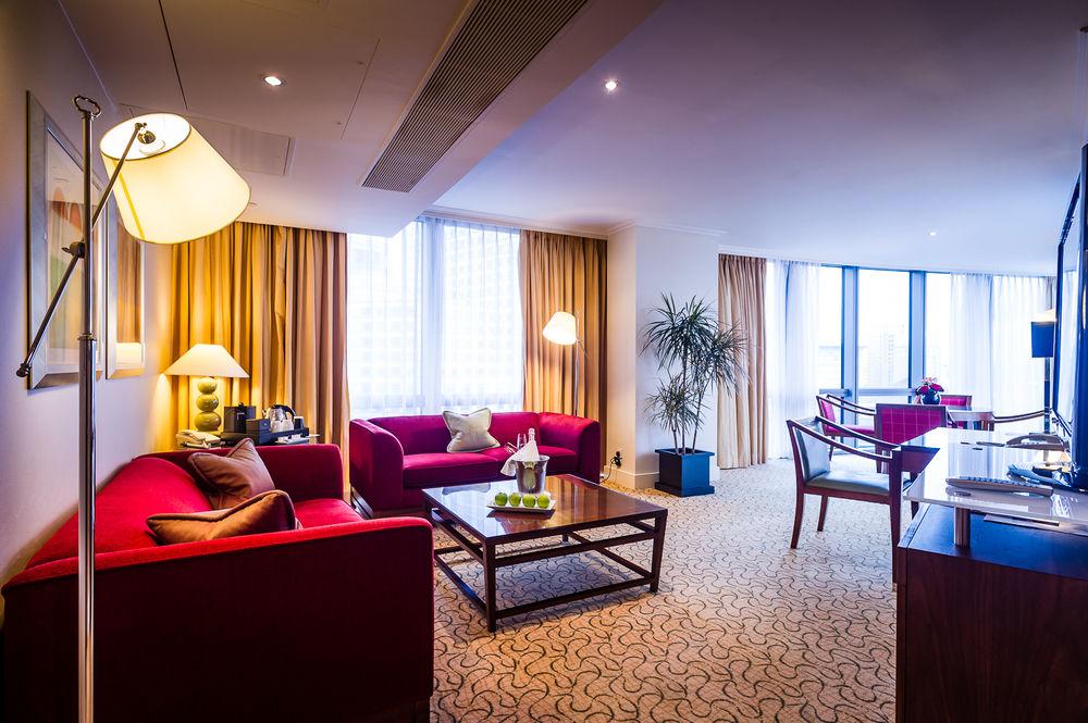 London Marriott Hotel Canary Wharf Bagian luar foto Suite at the Radisson Blu Royal