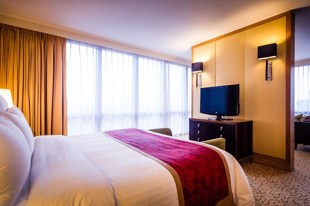 London Marriott Hotel Canary Wharf Bagian luar foto A bedroom at the hotel