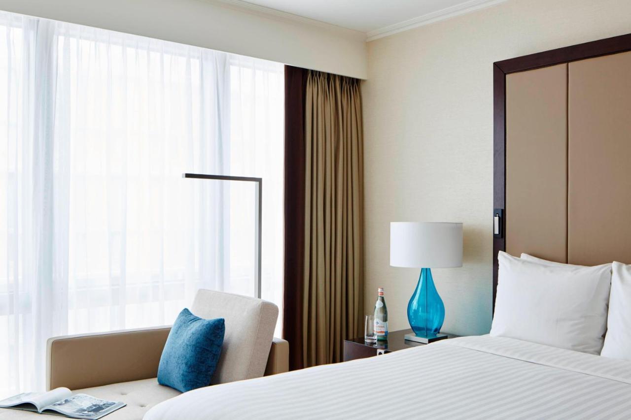 London Marriott Hotel Canary Wharf Bagian luar foto A bedroom at the hotel