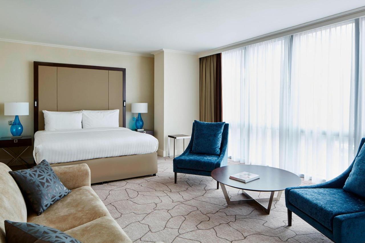 London Marriott Hotel Canary Wharf Bagian luar foto A suite at the Conrad London St. George's Wharf