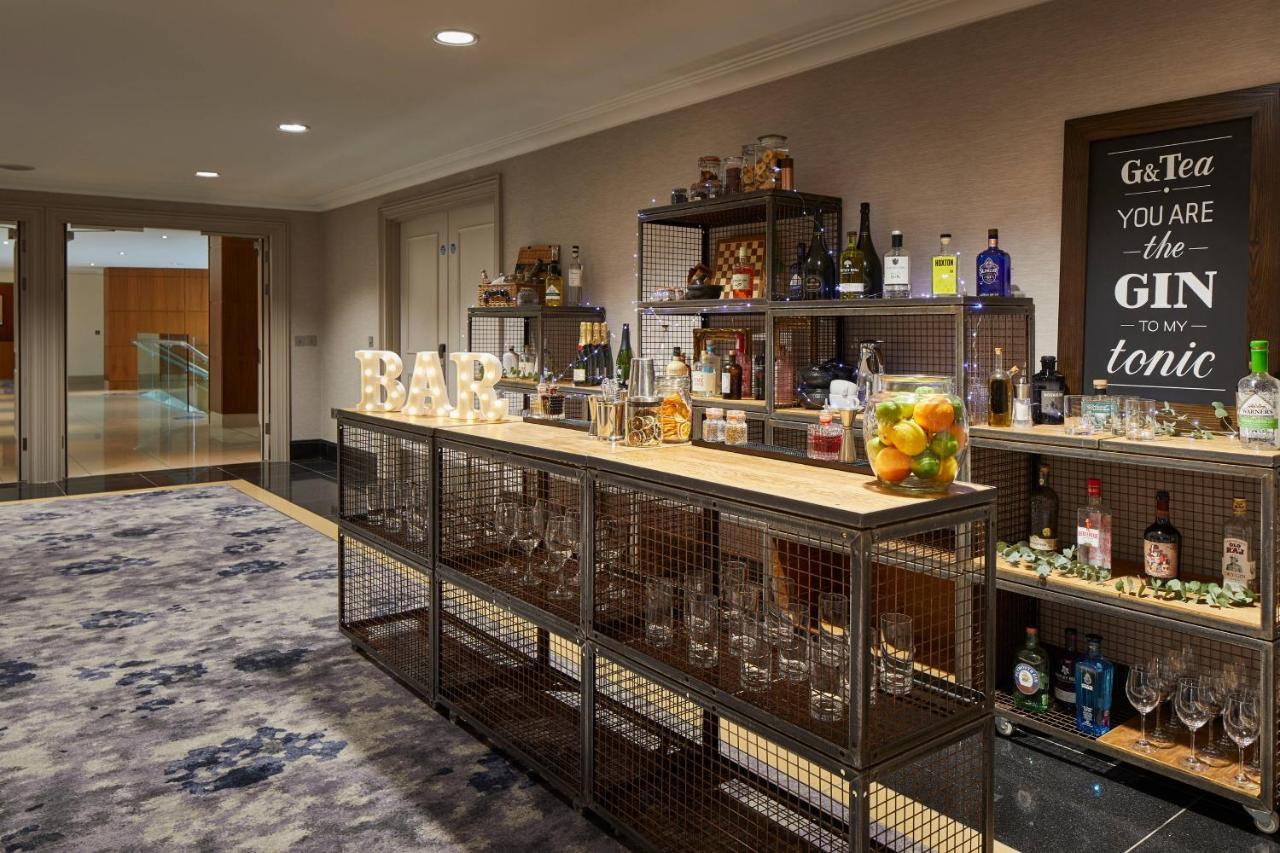 London Marriott Hotel Canary Wharf Bagian luar foto The bar at the 100 Queen's Gate