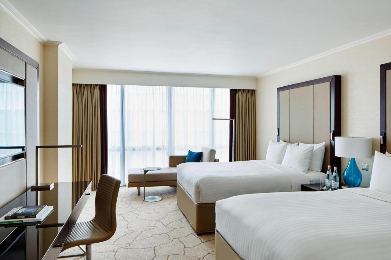 London Marriott Hotel Canary Wharf Bagian luar foto A guest room at the Conrad Dubai