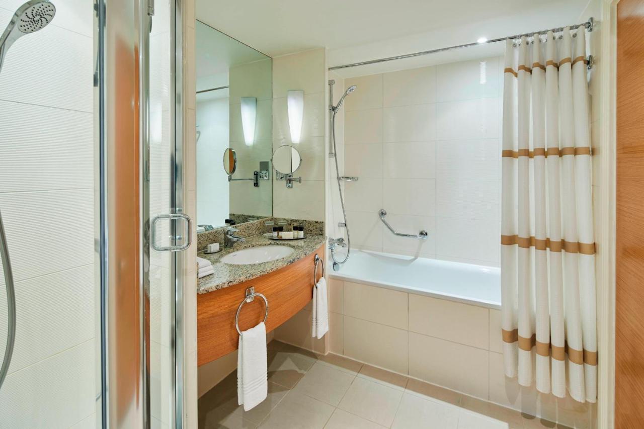 London Marriott Hotel Canary Wharf Bagian luar foto A bathroom in a hotel