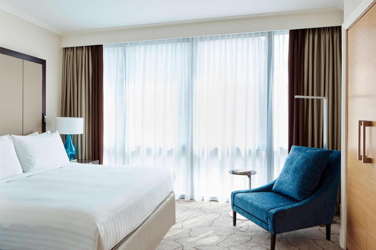 London Marriott Hotel Canary Wharf Bagian luar foto A bedroom at the hotel