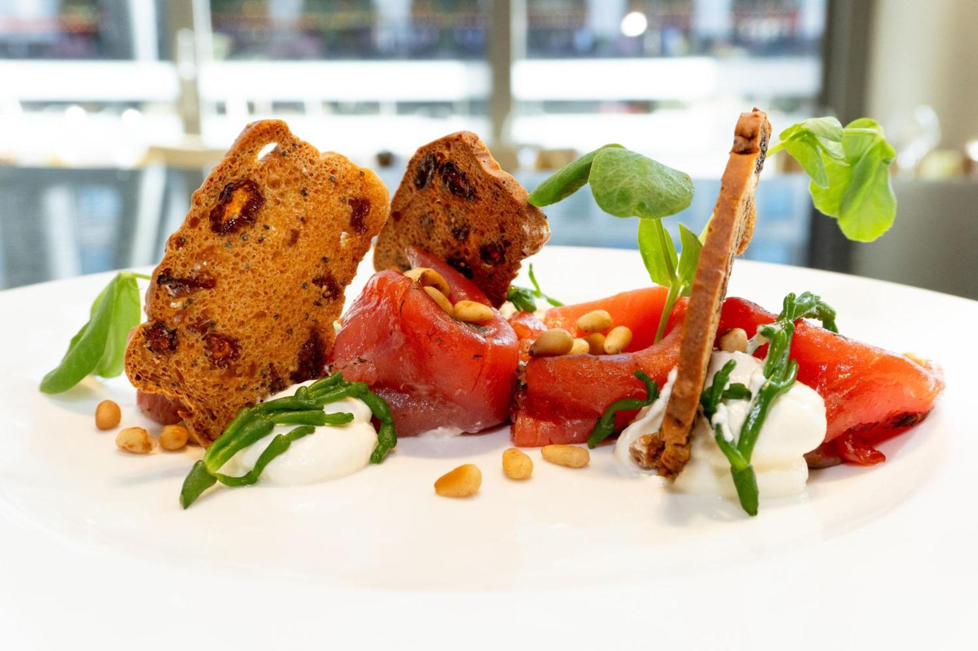London Marriott Hotel Canary Wharf Bagian luar foto A tomato salad with mozzarella cheese