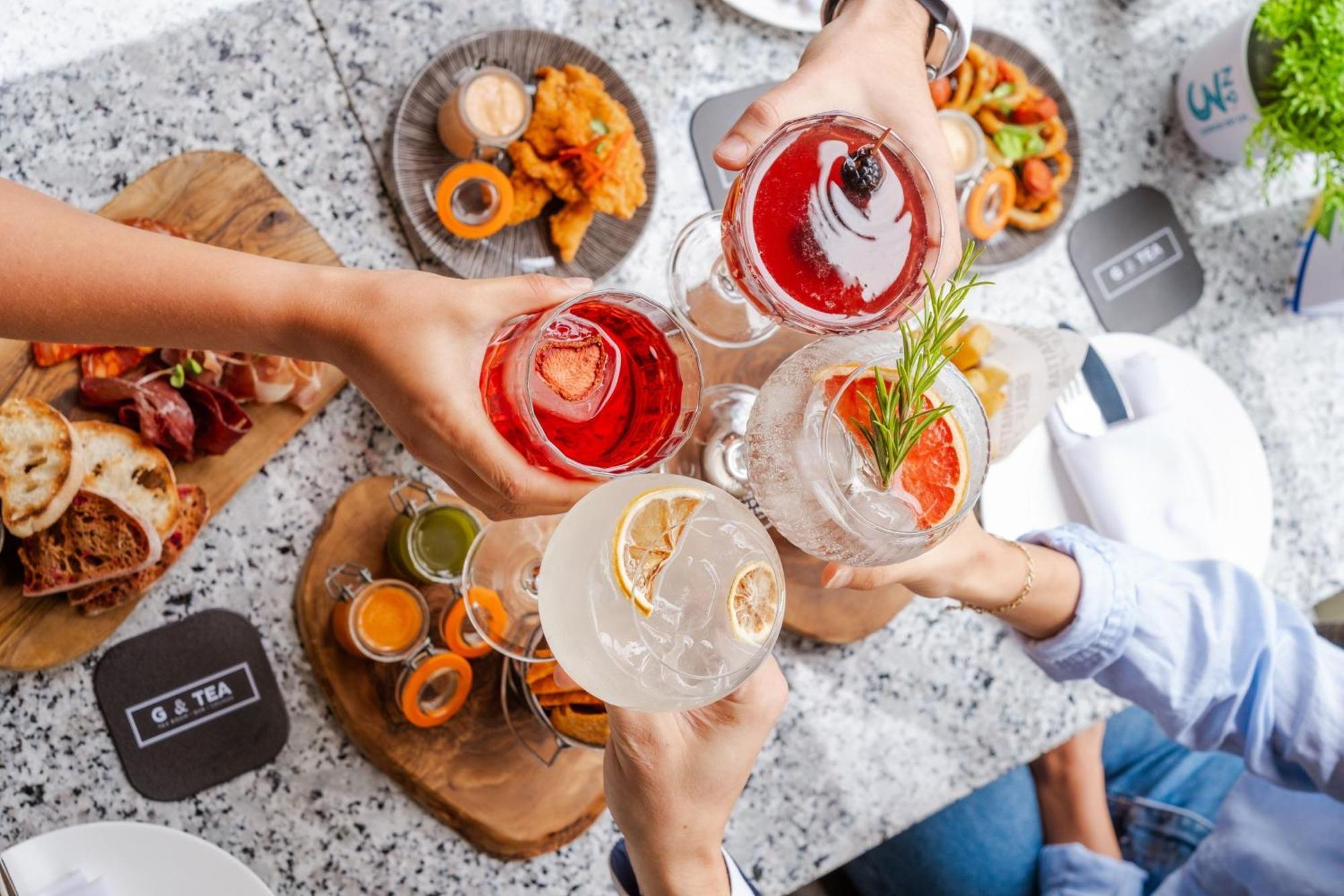 London Marriott Hotel Canary Wharf Bagian luar foto Gin and tonic