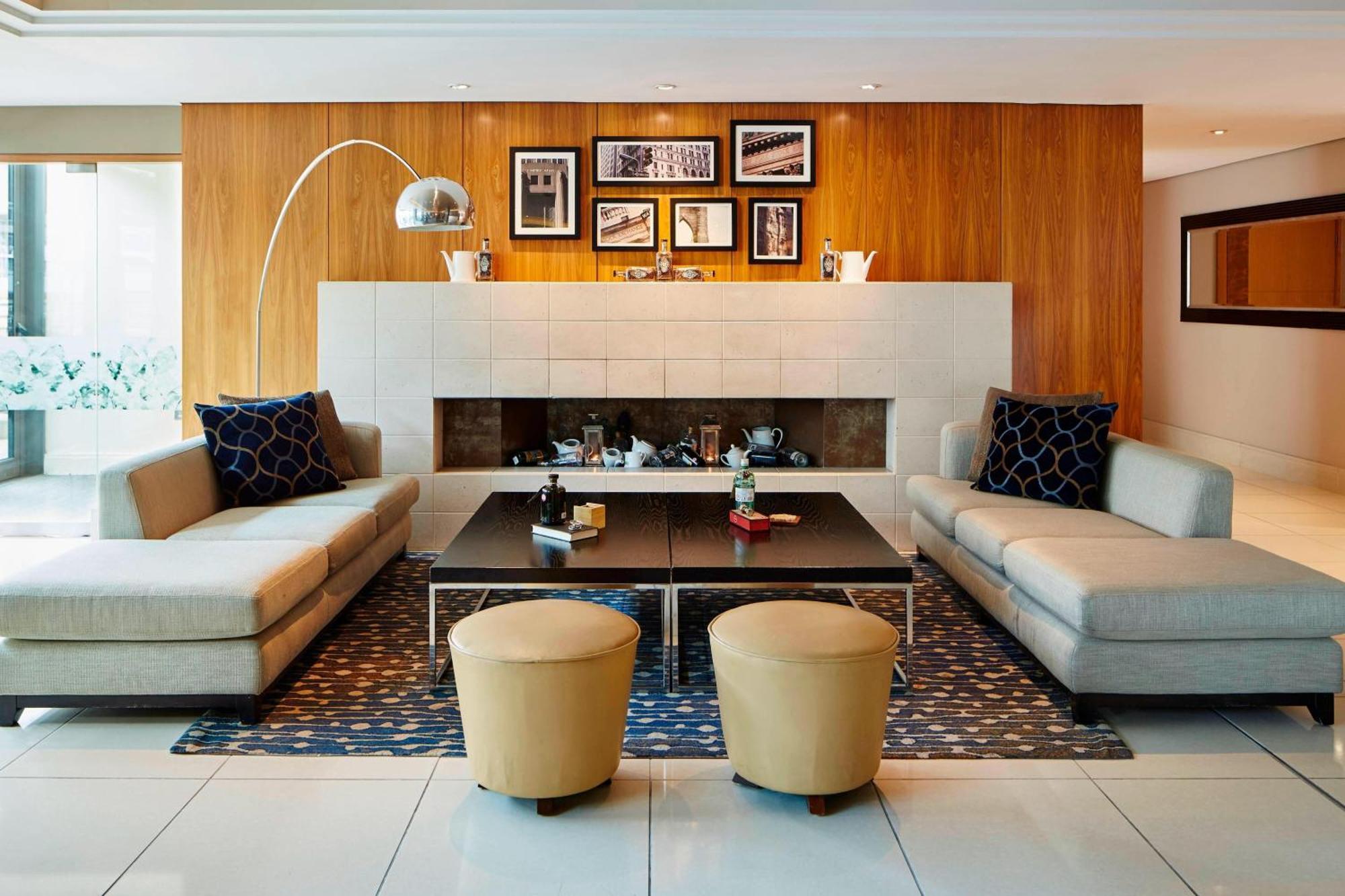 London Marriott Hotel Canary Wharf Bagian luar foto The interior of the lounge