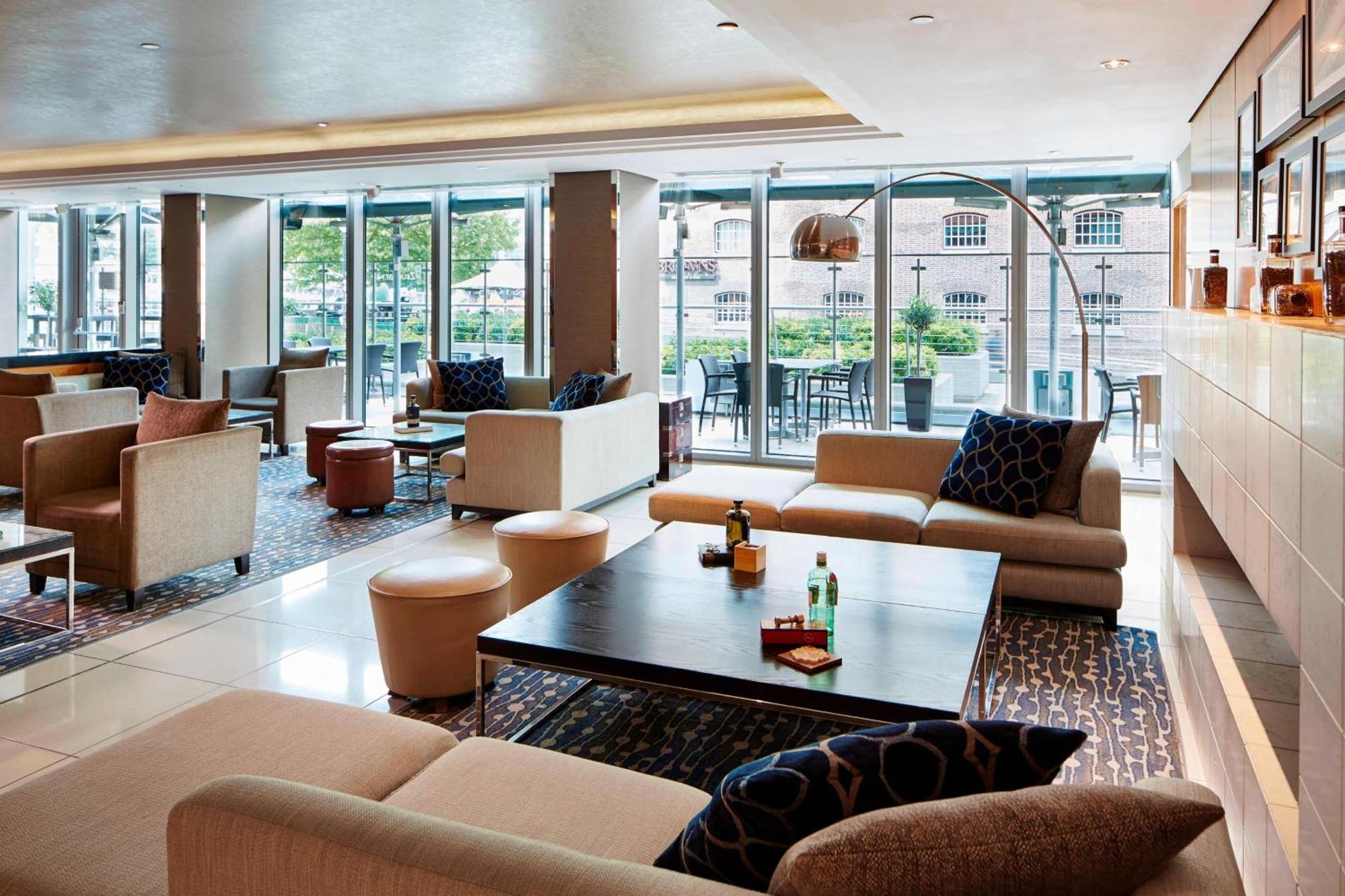 London Marriott Hotel Canary Wharf Bagian luar foto The lounge at the hotel