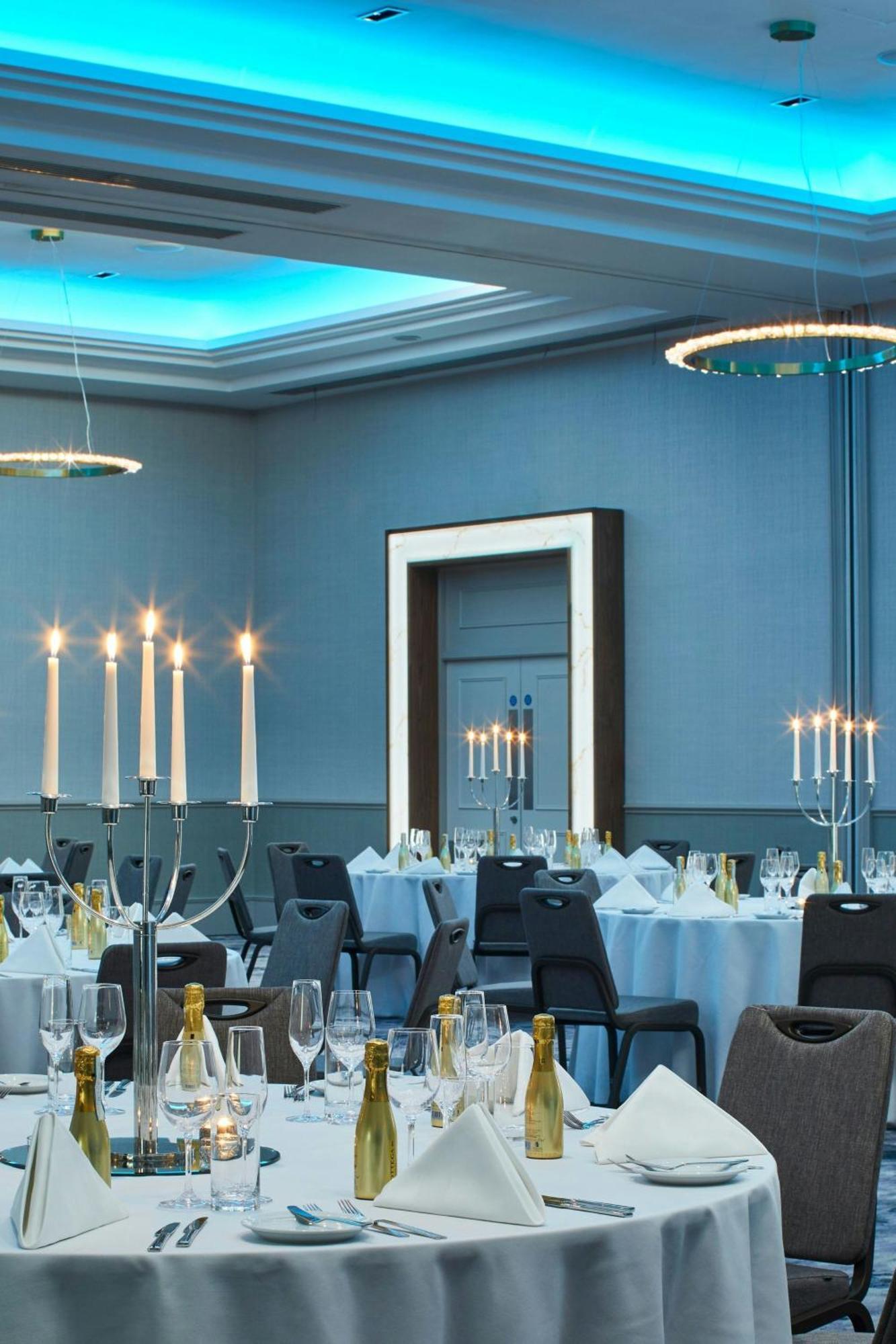 London Marriott Hotel Canary Wharf Bagian luar foto The Blue Room