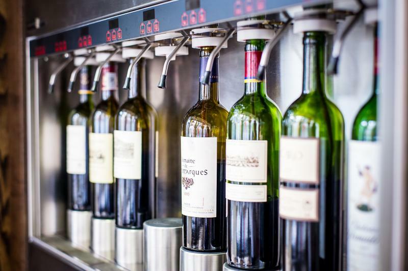 London Marriott Hotel Canary Wharf Bagian luar foto Wine dispensing machine